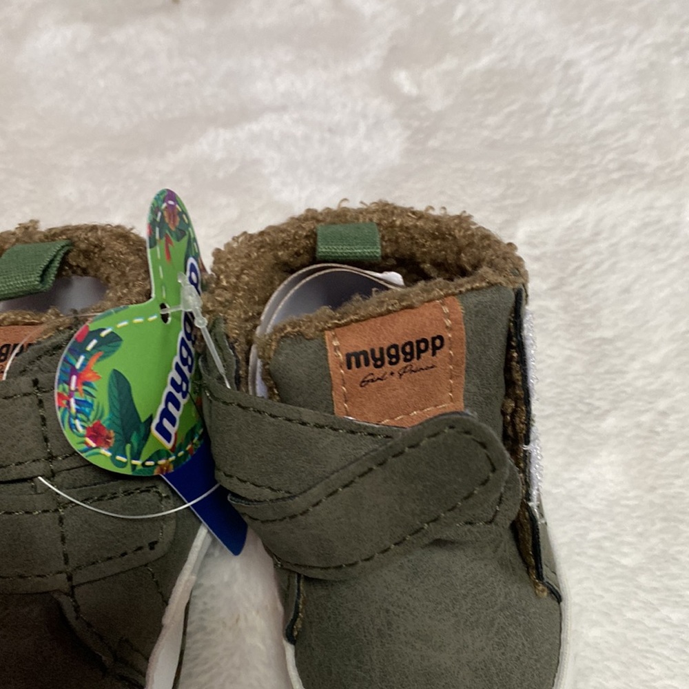 Baby boys little shoe size 2